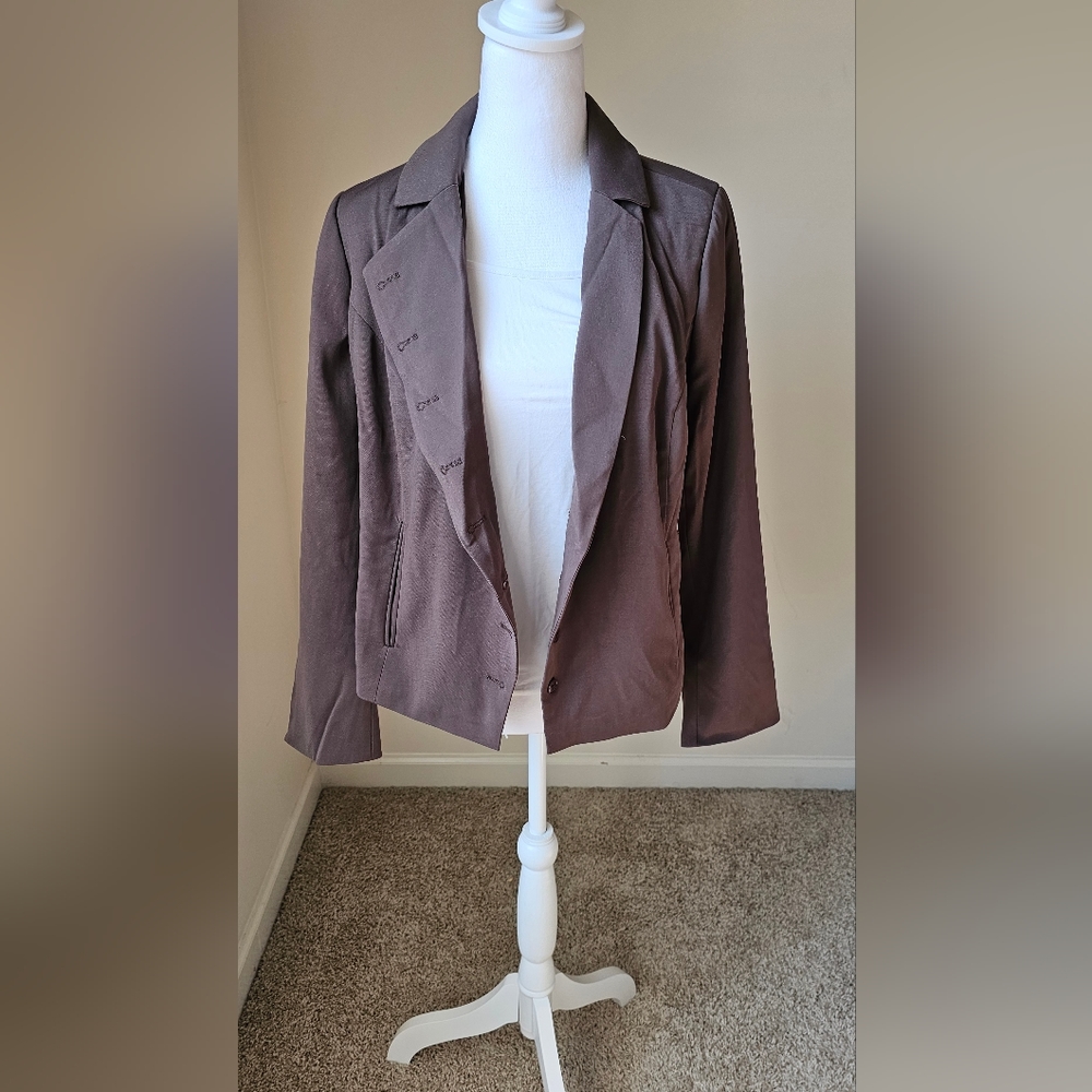 Women's brown buttoned down jacket. Size(8). New with tag.